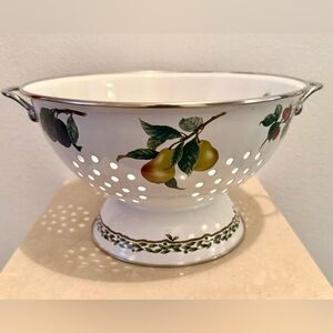 Noritake “Gourmet Harvest” Enamelware colander Strainer w/Fruit on White 11” 5QT
